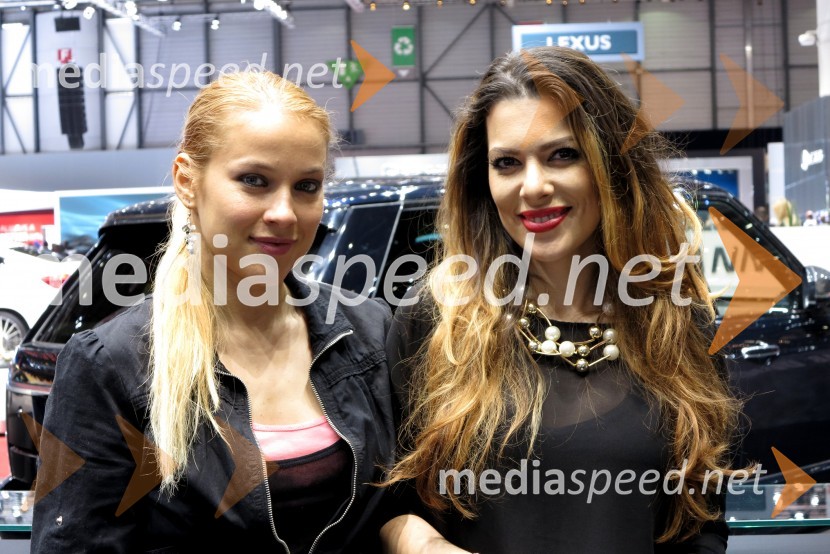  Katarina Jurkovič, manekenka;  Iris Mulej, manekenkaHostese na 85. avtomobilskem salonu Ženeva
