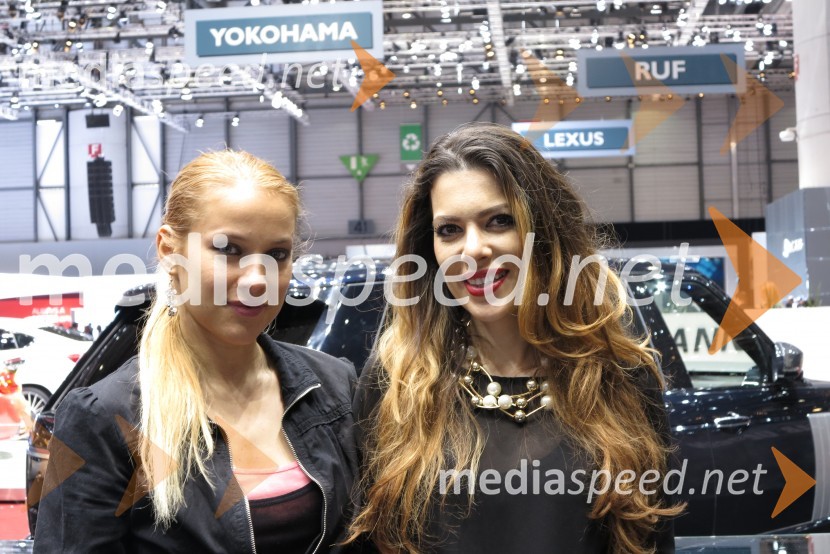  Katarina Jurkovič, manekenka;  Iris Mulej, manekenkaHostese na 85. avtomobilskem salonu Ženeva