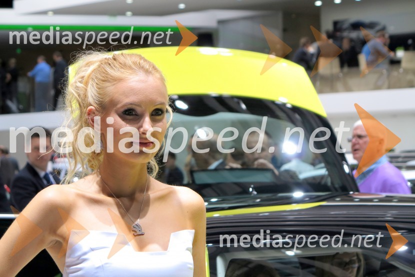 Hostese na 85. avtomobilskem salonu Ženeva