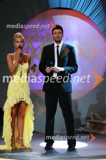 Lucija Gubenšek, voditeljica in Robert Roškar, voditelj in moderator na Radiu Aktual30. festival Melodij morja in sonca, finalni večer