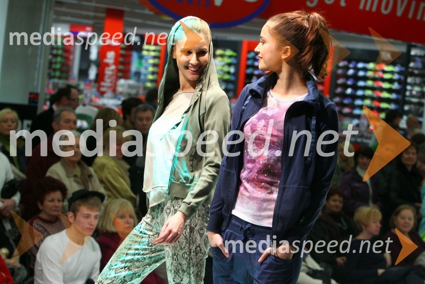  Anamarija Avbelj, manekenka, Miss Universe Slovenije 2008;  Kaja Štrigl, manekenkaEuropark, pomladna modna revija