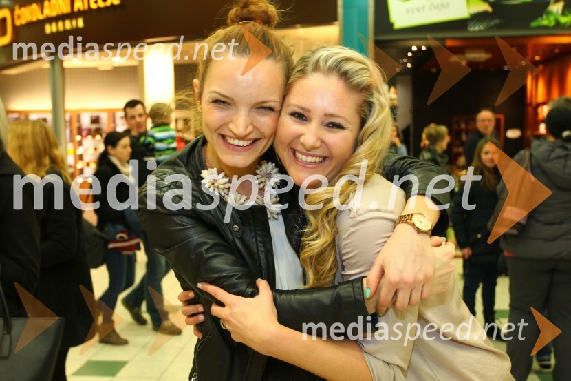  Jana  Koteska, organizatorka modne revije;  Katja Jevšek, voditeljicaEuropark, pomladna modna revija