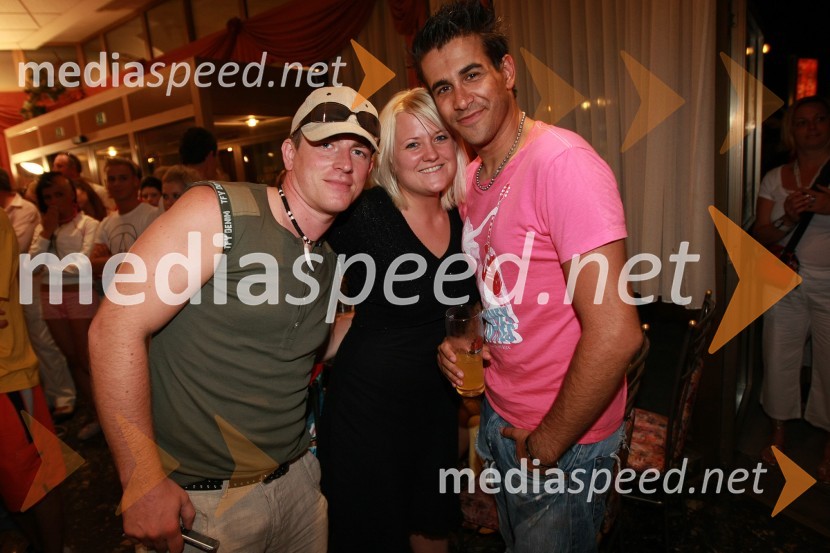 Steffanio, pevec skupine Sexplosion, Mirna Reynolds, pevka in Domen Kumer, pevec30. festival Melodij morja in sonca, finalni večer