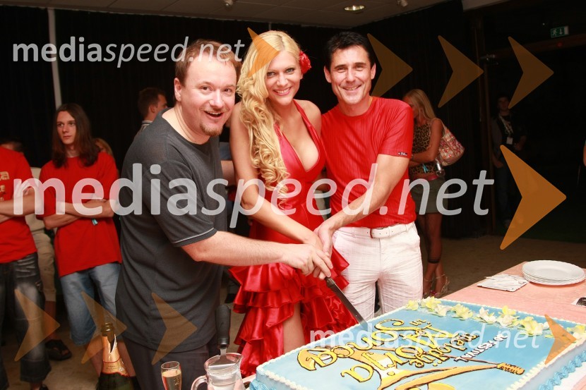 Patrik Greblo, direktor Avditorija Portorož, Manca Špik, zmagovalka 30. festivala Melodij morja in sonca in Stojan Auer, NET TV30. festival Melodij morja in sonca, finalni večer