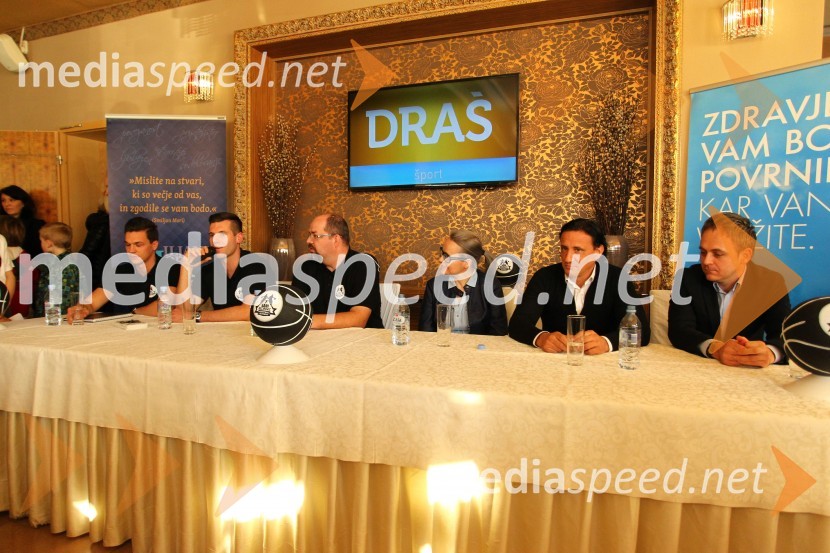  Jan Ternjak, maneken, novinar, vodja marketinga pri KŠ Sani Bečirović;  Sani  Bečirović, košarkar;  Mario Vračko, predsednik Košarkaške šole Sani Bečirović;  Maja  Tilinger, direktorica podjetja Tim Art;  Smiljan Mori, predsednik uprave, Agencija Mori;  Andrej Bauman, čan uprave, VzajemnaSaniboy, predstavitev maskote košarkarske šole Sanija Bečirovića