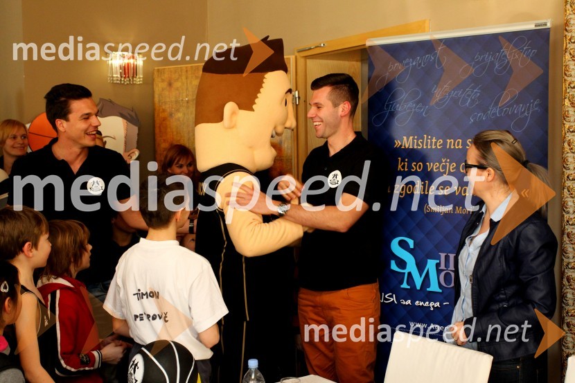  Jan Ternjak, maneken, novinar, vodja marketinga pri KŠ Sani Bečirović;  Sani  Bečirović, košarkar;  Maja  Tilinger, direktorica podjetja Tim ArtSaniboy, predstavitev maskote košarkarske šole Sanija Bečirovića