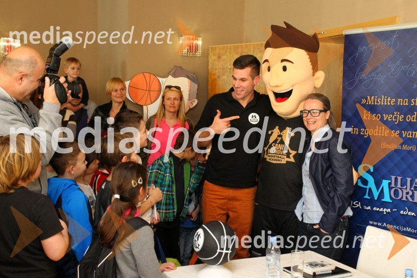  Sani  Bečirović, košarkar;  Maja  Tilinger, direktorica podjetja Tim ArtSaniboy, predstavitev maskote košarkarske šole Sanija Bečirovića