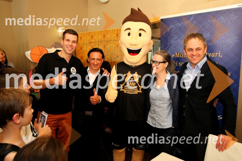  Sani  Bečirović, košarkar;  Smiljan Mori, predsednik uprave, Agencija Mori;  Maja  Tilinger, direktorica podjetja Tim Art;  Andrej Bauman, VzajemnaSaniboy, predstavitev maskote košarkarske šole Sanija Bečirovića