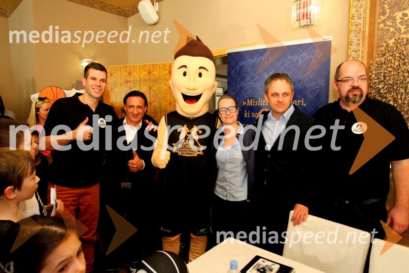 Sani  Bečirović, košarkar;  Smiljan Mori, predsednik uprave, Agencija Mori;  Maja  Tilinger, direktorica podjetja Tim Art;  Andrej Bauman, Vzajemna;  Mario Vračko, predsednik Košarkaške šole Sani BečirovićSaniboy, predstavitev maskote košarkarske šole Sanija Bečirovića
