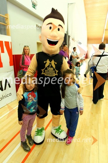 Saniboy, predstavitev maskote košarkarske šole Sanija BečirovićaSaniboy, predstavitev maskote košarkarske šole Sanija Bečirovića