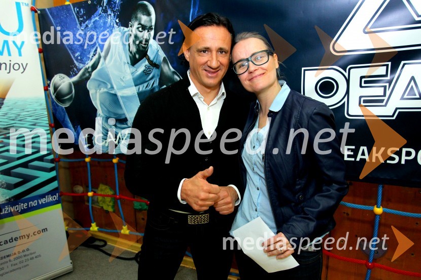  Smiljan Mori, predsednik uprave, Agencija Mori;  Maja  Tilinger, direktorica podjetja Tim ArtSaniboy, predstavitev maskote košarkarske šole Sanija Bečirovića