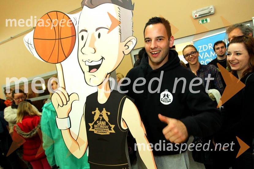 Saniboy, predstavitev maskote košarkarske šole Sanija BečirovićaSaniboy, predstavitev maskote košarkarske šole Sanija Bečirovića