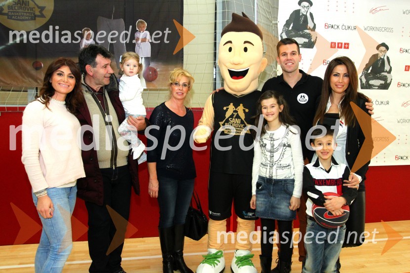  Sanela Bečirović;  Memi Bečirović, trener, KK Union Olimpija;  ... ;  Samija Bečirović;  Samija  Bečirović;  Sani  Bečirović, košarkar, trener pri KK Union Olimpija;  Kiam Bečirović;  Simona  Rubini BečirovićSaniboy, predstavitev maskote košarkarske šole Sanija Bečirovića