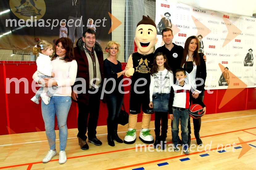  ... ;  Sanela Bečirović;  Memi Bečirović, trener, KK Union Olimpija;  Sahidija Bečirović;  Samija  Bečirović;  Sani  Bečirović, košarkar;  Kiam Bečirović;  Simona  Rubini BečirovićSaniboy, predstavitev maskote košarkarske šole Sanija Bečirovića