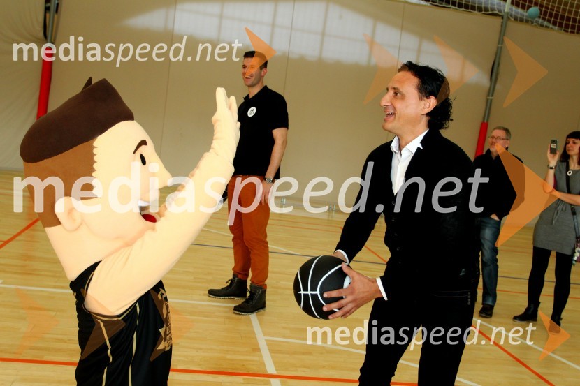  Sani  Bečirović, košarkar;  Smiljan Mori, predsednik uprave, Agencija MoriSaniboy, predstavitev maskote košarkarske šole Sanija Bečirovića