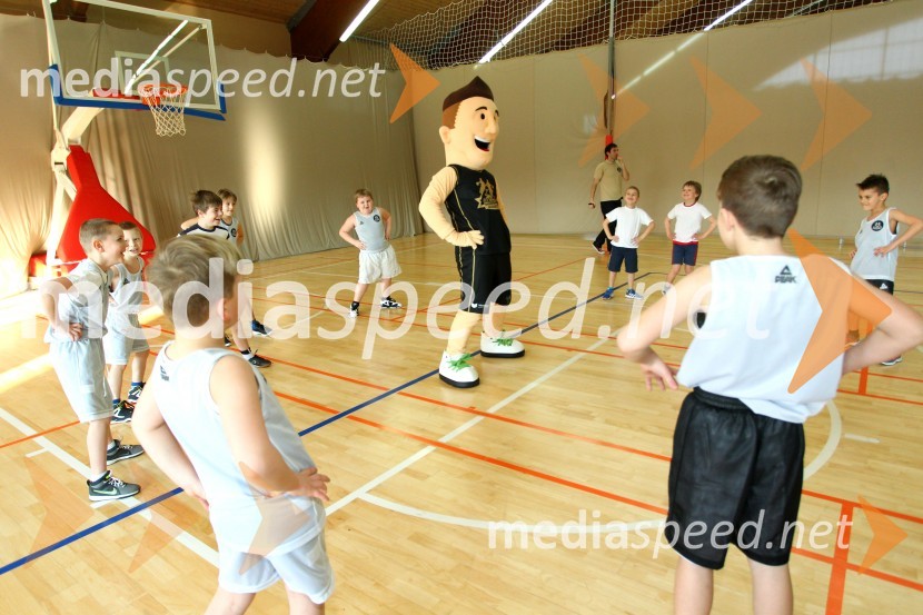 Saniboy, predstavitev maskote košarkarske šole Sanija BečirovićaSaniboy, predstavitev maskote košarkarske šole Sanija Bečirovića