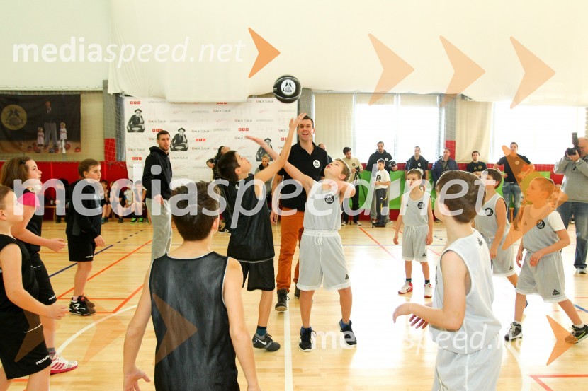 Saniboy, predstavitev maskote košarkarske šole Sanija BečirovićaSaniboy, predstavitev maskote košarkarske šole Sanija Bečirovića