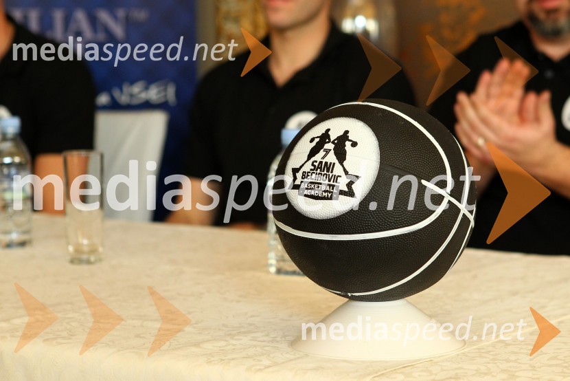 Saniboy, predstavitev maskote košarkarske šole Sanija BečirovićaSaniboy, predstavitev maskote košarkarske šole Sanija Bečirovića