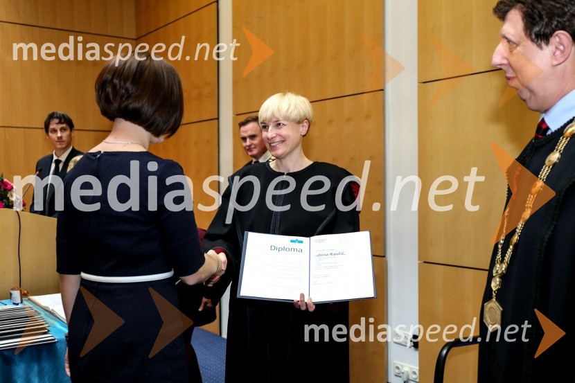 dr.  Sabina Kavčič, Fakulteta za kemijo in kemijsko tehnologijo, Univerza v Mariboru; prof. dr. Mihaela Koletnik, prorektorica Univerze v Mariboru; prof. dr. Željko Knez, dekan, Fakulteta za kemijo in kemijsko tehnologijo, Univerza v MariboruUniverza v Mariboru, promocija doktorjev znanosti, marec 2015