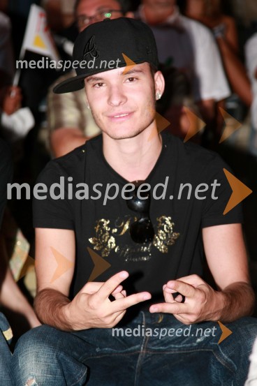 Dennis, pevec30. festival Melodij morja in sonca, finalni večer