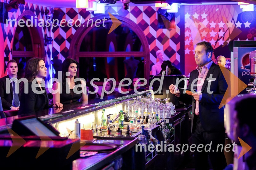  Suzana Zeković, tekmovalka v resničnostnem šovu Bar;  Eva Puppis, tekmovalka v resničnostnem šovu Bar;  Bastjan Kepic, voditelj, resničnostni show BarBar zapustila Eva