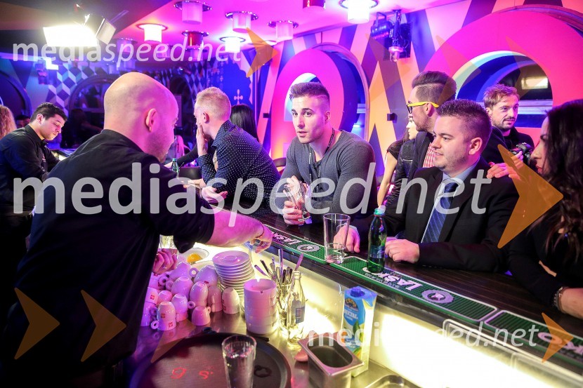 Resničnostni šov BarBar zapustila Eva