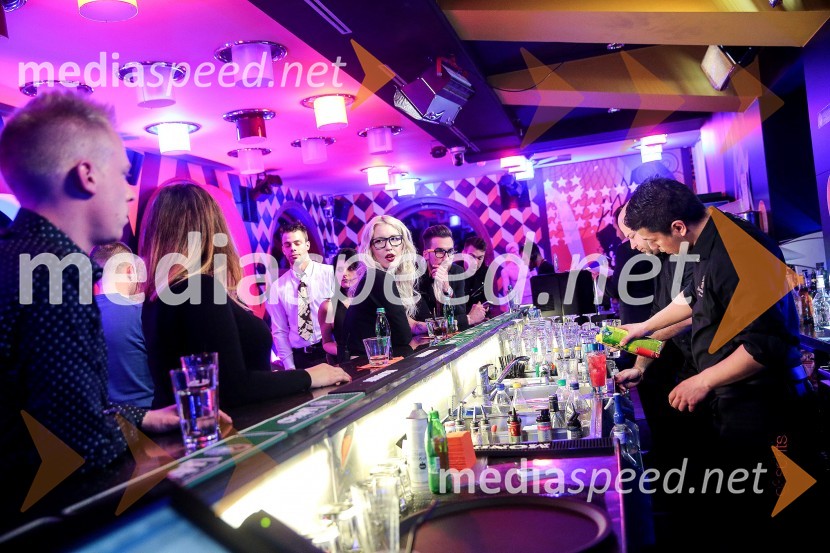 Resničnostni šov BarBar zapustila Eva