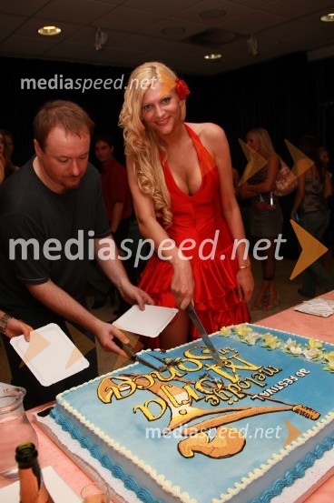 Patrik Greblo, direktor Avditorija Portorož in Manca Špik, zmagovalka 30. festivala Melodij morja in sonca30. festival Melodij morja in sonca, finalni večer