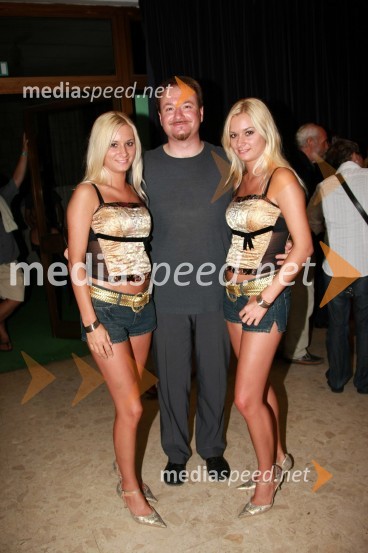 Dvojčici Urška in Maša Vesenjak, Baby twins in Patrik Greblo, direktor Avditorija Portorož30. festival Melodij morja in sonca, finalni večer