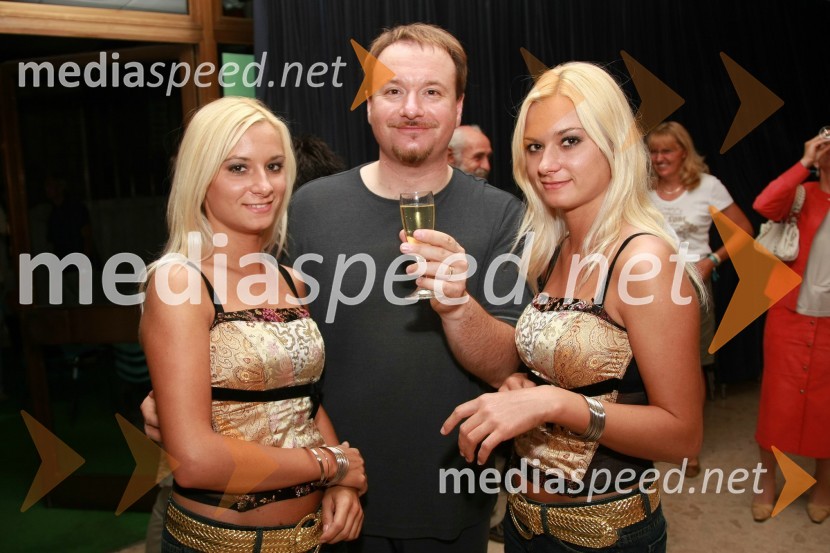 Dvojčici Urška in Maša Vesenjak, Baby twins in Patrik Greblo, direktor Avditorija Portorož30. festival Melodij morja in sonca, finalni večer