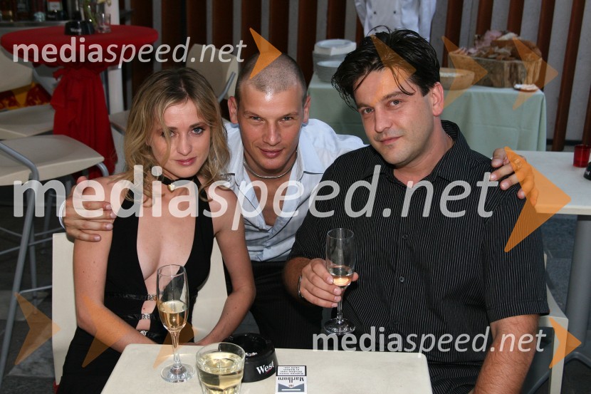 Mojca Štrajher, producentka, Jurij Bradač, maneken in Danijel Gabrijel, producentPraznovanje rojstnega dne Jurija Bradača v Cafe Bar Avenue