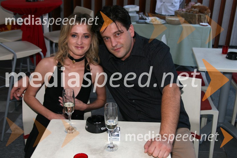 Mojca Štrajher, producentka in Danijel Gabrijel, producentPraznovanje rojstnega dne Jurija Bradača v Cafe Bar Avenue