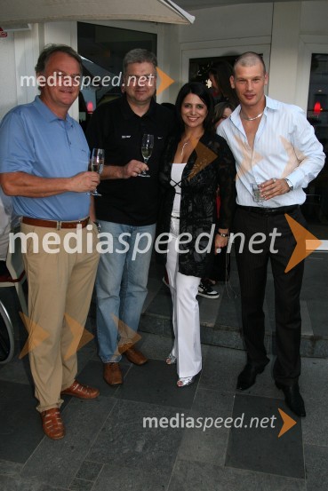 Željko Vidovič, predsednik hokejskega kluba, Andrej Verlič, mariborski podžupan, Danijela Konečnik, lastnica Cafe Bar Avenue in Jurij Bradač, manekenPraznovanje rojstnega dne Jurija Bradača v Cafe Bar Avenue