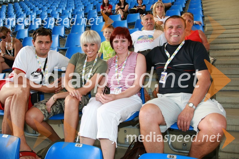 Monika Pučelj, pevka in njen fant Grega, mama Majda in oče Maks30. festival Melodij morja in sonca, 1. polfinalni večer