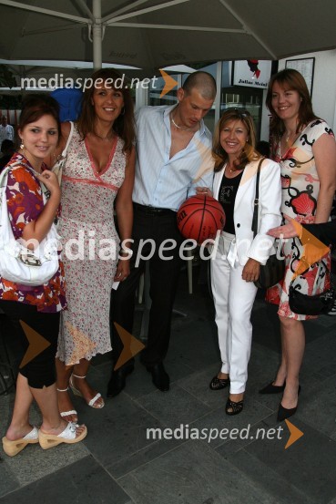 Tina Šmon, nekdanja smučarka, Živa Emeršič, urednica dokumentarnega programa TVS, Jurij Bradač, maneken, Mima Jaušovec, nekdanja kapetanka slovenske ženske teniške reprezentance in Tina Križan, tenisačicaPraznovanje rojstnega dne Jurija Bradača v Cafe Bar Avenue