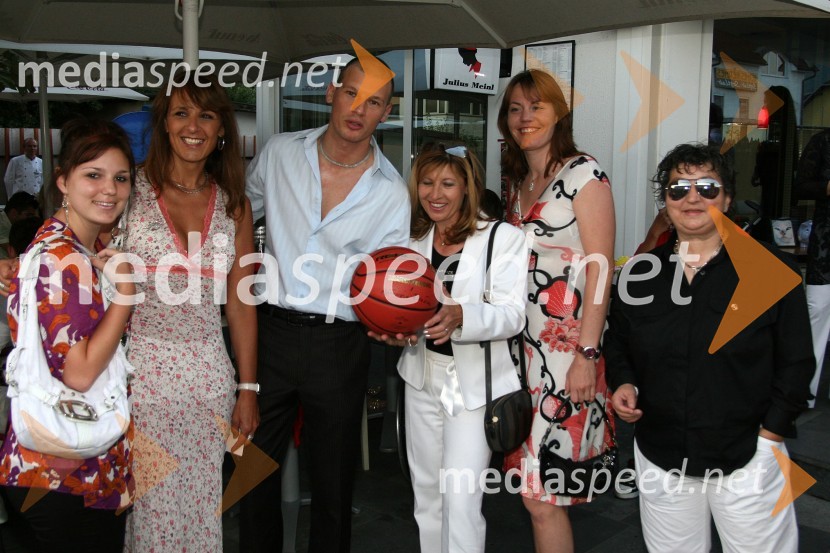 Tina Šmon, nekdanja smučarka, Živa Emeršič, urednica dokumentarnega programa TVS, Jurij Bradač, maneken, Mima Jaušovec, nekdanja kapetanka slovenske ženske teniške reprezentance, Tina Križan, tenisačica in Dragica Petrovič, producentka in režiserkaPraznovanje rojstnega dne Jurija Bradača v Cafe Bar Avenue