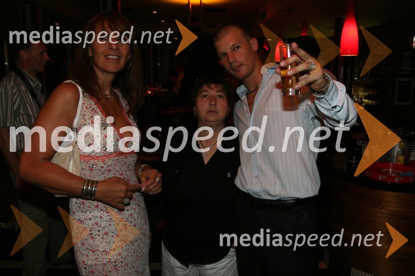 Živa Emeršič, urednica dokumentarnega programa TVS, Dragica Petrovič, režiserka ter producentka in Jurij Bradač, manekenPraznovanje rojstnega dne Jurija Bradača v Cafe Bar Avenue