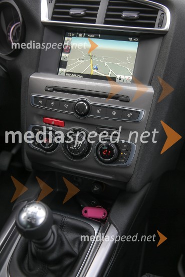 Citroën C4, notranjostPrenovljena linija Citroën C4