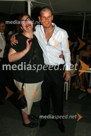 Barbara Šerbec - Šerbi, nekdanja pevka in Jurij Bradač, manekenPraznovanje rojstnega dne Jurija Bradača v Cafe Bar Avenue