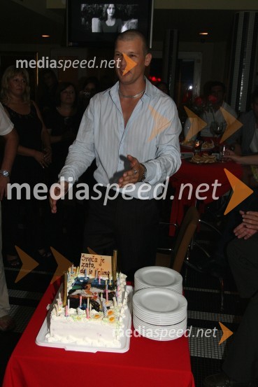 Jurij Bradač, manekenPraznovanje rojstnega dne Jurija Bradača v Cafe Bar Avenue
