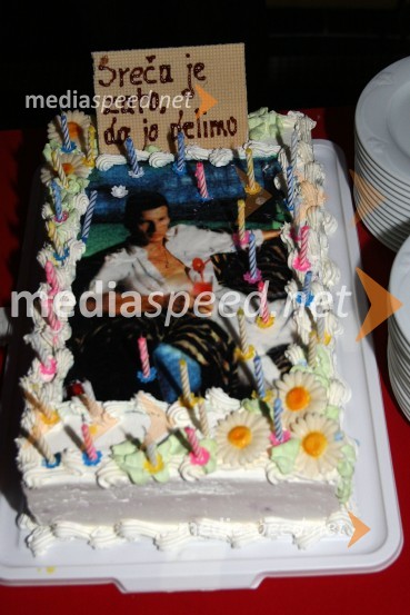 TortaPraznovanje rojstnega dne Jurija Bradača v Cafe Bar Avenue