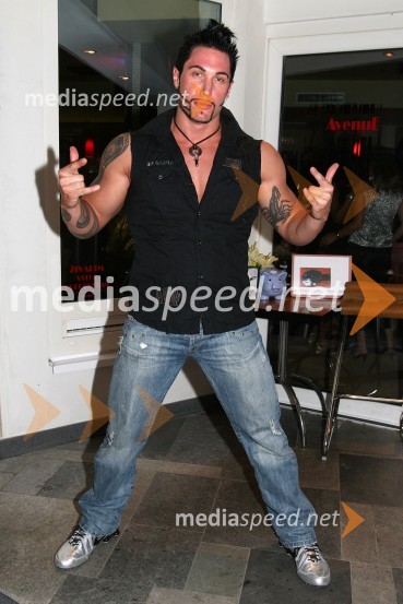 De Angelo, skupina Total knockoutPraznovanje rojstnega dne Jurija Bradača v Cafe Bar Avenue