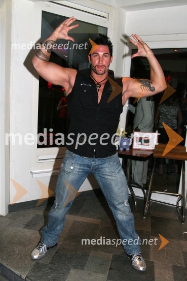 De Angelo, skupina Total knockoutPraznovanje rojstnega dne Jurija Bradača v Cafe Bar Avenue