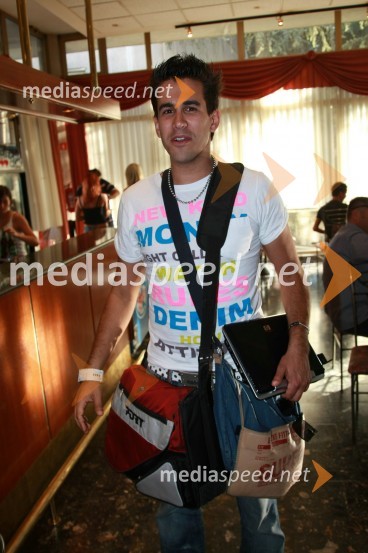 Domen Kumer, pevec30. festival Melodij morja in sonca, 1. polfinalni večer