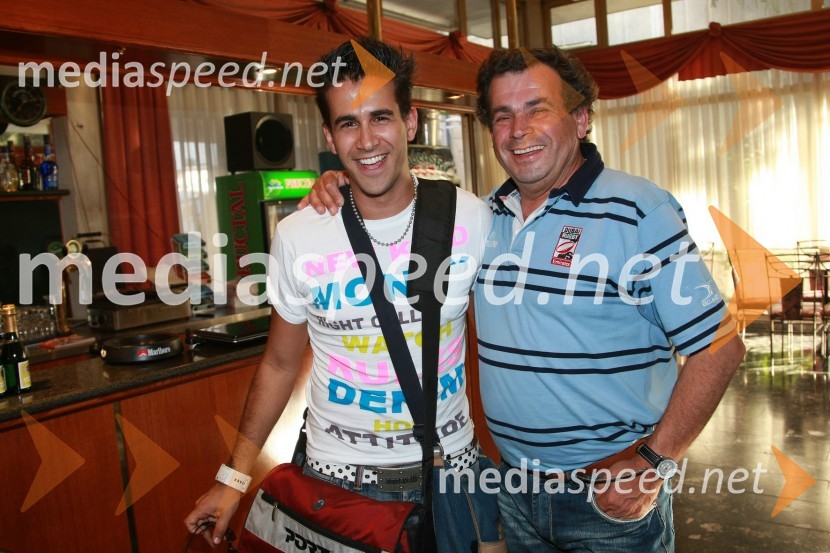 Domen Kumer, pevec z očetom Rajkom30. festival Melodij morja in sonca, 1. polfinalni večer