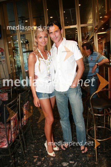 Lucija Gubenšek, voditeljica in Stojan Auer, NET TV30. festival Melodij morja in sonca, 1. polfinalni večer