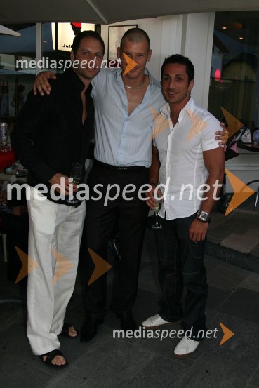 Joe Rain, lastnik modne agencije Bronz, Jurij Bradač, maneken in Yohan Simonian, KayanshopPraznovanje rojstnega dne Jurija Bradača v Cafe Bar Avenue