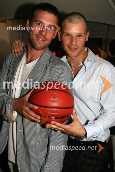 Beno Udrih, košarkar in Jurij Bradač, manekenPraznovanje rojstnega dne Jurija Bradača v Cafe Bar Avenue