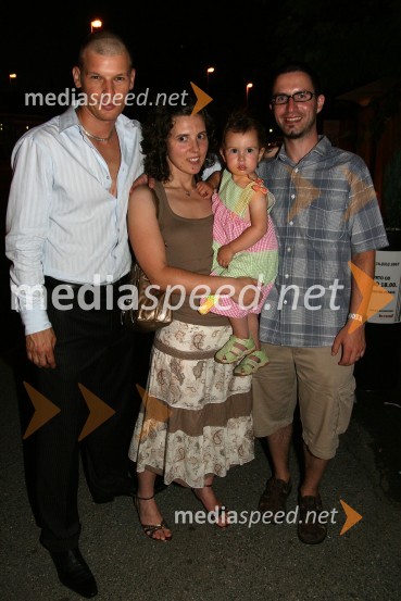 Jurij Bradač, maneken in njegov polbrat Martin Bradač z ženo Ano in hčerko ZaloPraznovanje rojstnega dne Jurija Bradača v Cafe Bar Avenue