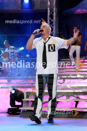 Pevec skupine Sons30. festival Melodij morja in sonca, 2. polfinalni večer